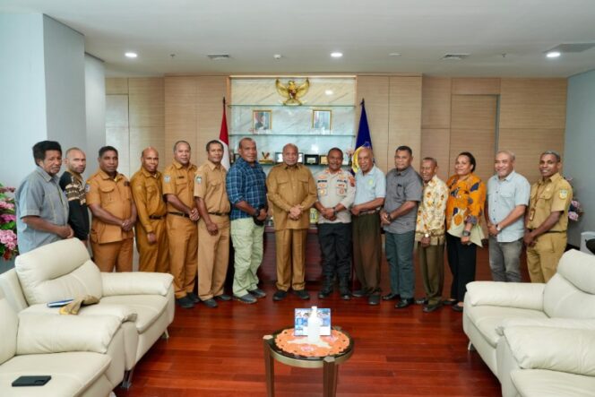 
					Gubernur Matius D. Fakhiri bersama pengurus PASI Papua / Istimewa