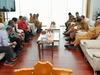 Eks Dubes RI untuk Chili, Philemn Arobaya saat bertemu Gubernur Papua, Matius D. Fakhiri / Istimewa