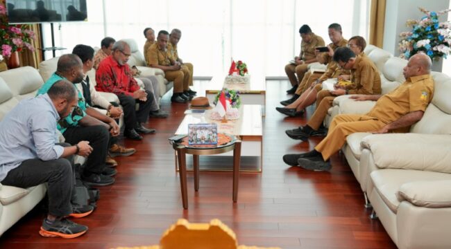 Eks Dubes RI untuk Chili, Philemn Arobaya saat bertemu Gubernur Papua, Matius D. Fakhiri / Istimewa