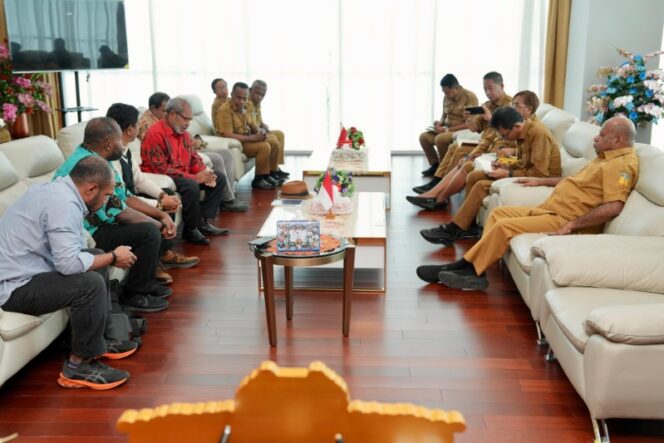 
					Eks Dubes RI untuk Chili, Philemn Arobaya saat bertemu Gubernur Papua, Matius D. Fakhiri / Istimewa