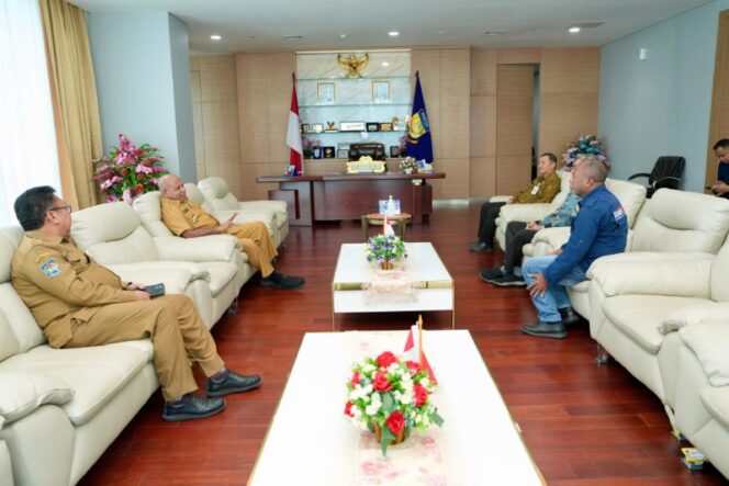 
					Komnas HAM saat bertemu Gubernur Papua, Matius D. Fakhiri / Istimewa