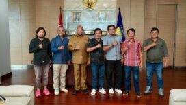 Gubernur Papua, Matius D. Fakhiri bersama event organizer Papua Van Java - Harmoni dalam Lagu / Istimewa