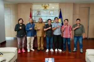 Gubernur Papua, Matius D. Fakhiri bersama event organizer Papua Van Java - Harmoni dalam Lagu / Istimewa