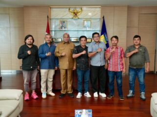 Gubernur Papua, Matius D. Fakhiri bersama event organizer Papua Van Java - Harmoni dalam Lagu / Istimewa