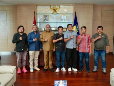 Gubernur Papua, Matius D. Fakhiri bersama event organizer Papua Van Java - Harmoni dalam Lagu / Istimewa