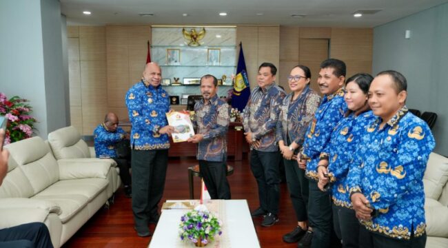 Bawaslu serahkan laporan hibah PSU 2025 kepada Gubernur, Matius D. Fakhiri / Istimewa