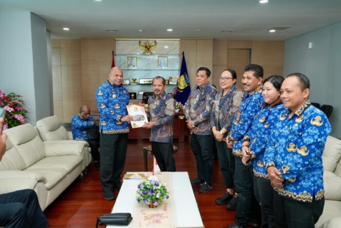 
					Bawaslu serahkan laporan hibah PSU 2025 kepada Gubernur, Matius D. Fakhiri / Istimewa