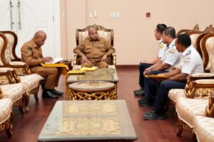 Gubernur Papua, Matius D. Fakhiri bersama Dirjenhub Laut Kemenhub / Istimewa