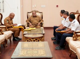 Gubernur Papua, Matius D. Fakhiri bersama Dirjenhub Laut Kemenhub / Istimewa