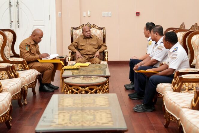 
					Gubernur Papua, Matius D. Fakhiri bersama Dirjenhub Laut Kemenhub / Istimewa