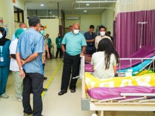 Gubernur Papua, Matius D. Fakhiri mengecek pelayanan RS / Istimewa