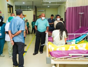 Gubernur Papua, Matius D. Fakhiri mengecek pelayanan RS / Istimewa