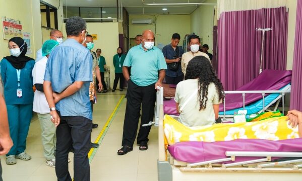 Gubernur Papua, Matius D. Fakhiri mengecek pelayanan RS / Istimewa