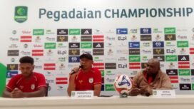 Kelly Sroyer bersama Rahmad Darmawan dalam konferensi pers jelang laga Persipura vs Deltras / Istimewa