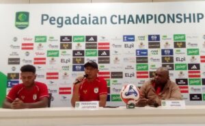 Kelly Sroyer bersama Rahmad Darmawan dalam konferensi pers jelang laga Persipura vs Deltras / Istimewa