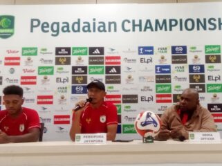 Kelly Sroyer bersama Rahmad Darmawan dalam konferensi pers jelang laga Persipura vs Deltras / Istimewa