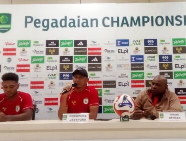 Kelly Sroyer bersama Rahmad Darmawan dalam konferensi pers jelang laga Persipura vs Deltras / Istimewa
