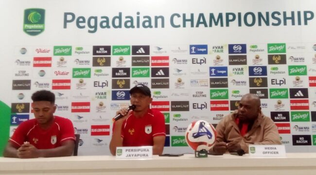 Kelly Sroyer bersama Rahmad Darmawan dalam konferensi pers jelang laga Persipura vs Deltras / Istimewa