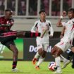 Striker Persipura asal Amerika Serikat, Victor Mansaray menendang bola di area pertahanan Deltras Sidoarjo / Oficial Persipura