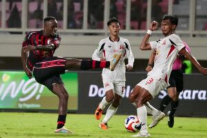 Striker Persipura asal Amerika Serikat, Victor Mansaray menendang bola di area pertahanan Deltras Sidoarjo / Oficial Persipura