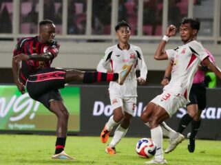 Striker Persipura asal Amerika Serikat, Victor Mansaray menendang bola di area pertahanan Deltras Sidoarjo / Oficial Persipura