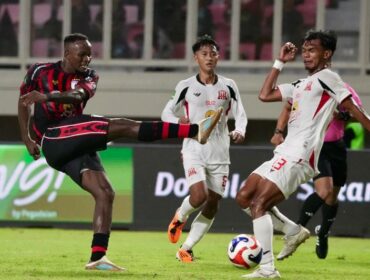 Striker Persipura asal Amerika Serikat, Victor Mansaray menendang bola di area pertahanan Deltras Sidoarjo / Oficial Persipura