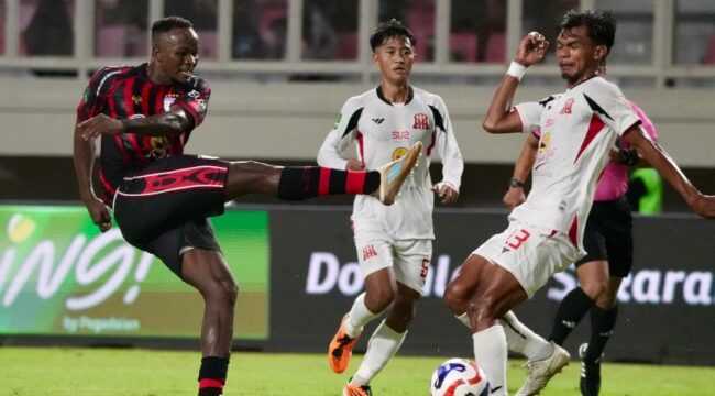 Striker Persipura asal Amerika Serikat, Victor Mansaray menendang bola di area pertahanan Deltras Sidoarjo / Oficial Persipura