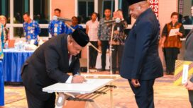 Gubernur Papua, Matius D. Fakhiri resmi melantik Komisaris Non Independen Bank Papua / Istimewa