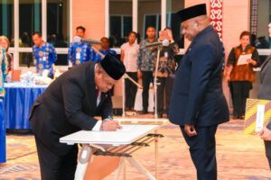 Gubernur Papua, Matius D. Fakhiri resmi melantik Komisaris Non Independen Bank Papua / Istimewa