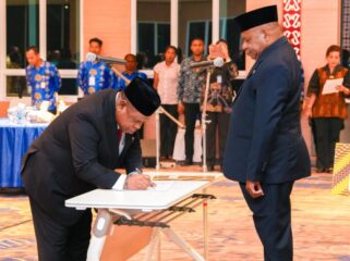 Gubernur Papua, Matius D. Fakhiri resmi melantik Komisaris Non Independen Bank Papua / Istimewa