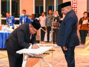 Gubernur Papua, Matius D. Fakhiri resmi melantik Komisaris Non Independen Bank Papua / Istimewa