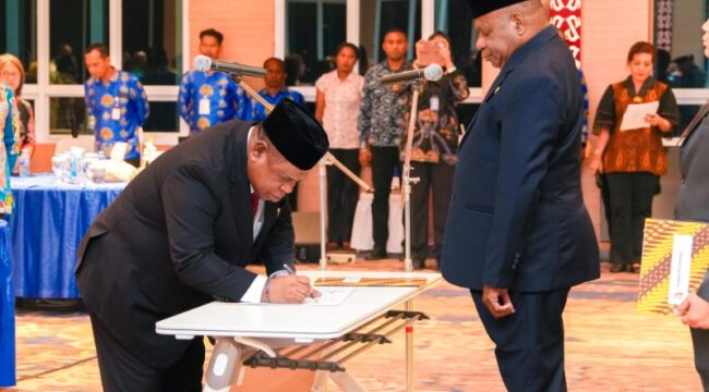 Gubernur Papua, Matius D. Fakhiri resmi melantik Komisaris Non Independen Bank Papua / Istimewa