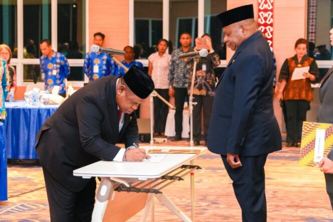 
					Gubernur Papua, Matius D. Fakhiri resmi melantik Komisaris Non Independen Bank Papua / Istimewa