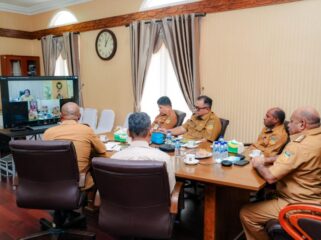Gubernur Papua, Matius D. Fakhiri mengikuti rapat secara daring dengan Wakil Menteri Dalam Negeri dan Wakil Menteri Kesehatan / Istimewa