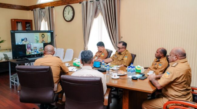 Gubernur Papua, Matius D. Fakhiri mengikuti rapat secara daring dengan Wakil Menteri Dalam Negeri dan Wakil Menteri Kesehatan / Istimewa