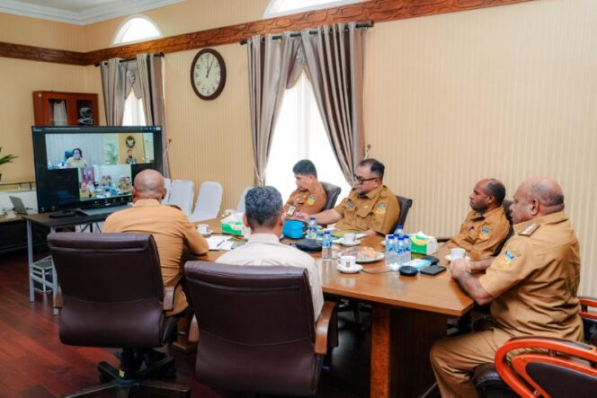 
					Gubernur Papua, Matius D. Fakhiri mengikuti rapat secara daring dengan Wakil Menteri Dalam Negeri dan Wakil Menteri Kesehatan / Istimewa