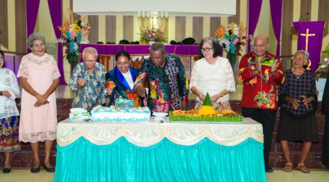 Gubernur Papua Matius D. Fakhiri menghadiri perayaan Hari Ulang Tahun (HUT) ke-71 Jemaat GKI Paulus Dok V Jayapura / Istimewa