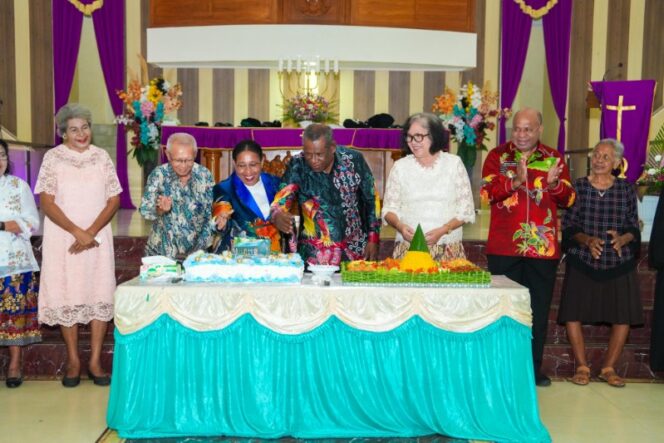 
					Gubernur Papua Matius D. Fakhiri menghadiri perayaan Hari Ulang Tahun (HUT) ke-71 Jemaat GKI Paulus Dok V Jayapura / Istimewa