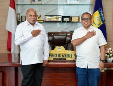 Jubir, M Rifai Darus bersama Gubernur Papua, Matius D Fakhiri/ Istimewa