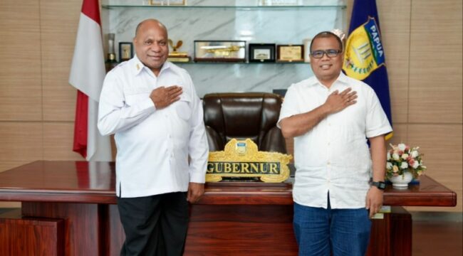 Jubir, M Rifai Darus bersama Gubernur Papua, Matius D Fakhiri/ Istimewa