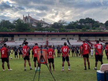 Skuad Persipura usai berlatih di Stadion Mandala 