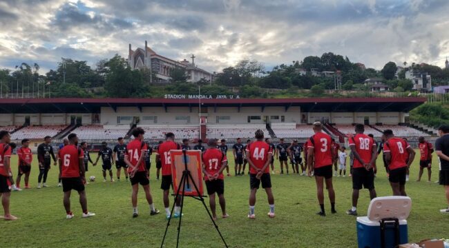 Skuad Persipura usai berlatih di Stadion Mandala 