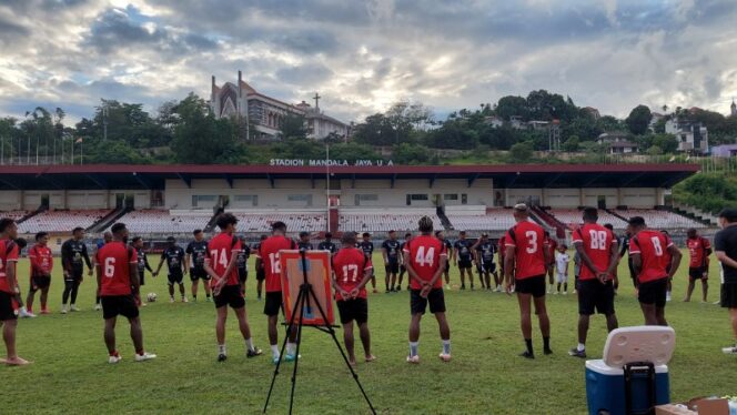 
					Skuad Persipura usai berlatih di Stadion Mandala 