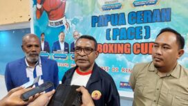 Sekum KONI Papua, George Weyasu bersama pengurus Pertina Papua / Euforia.id