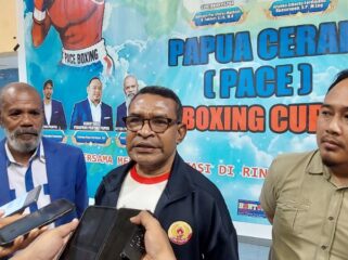 Sekum KONI Papua, George Weyasu bersama pengurus Pertina Papua / Euforia.id