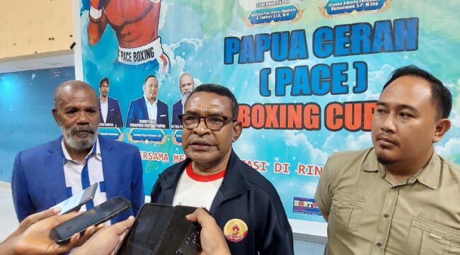 Sekum KONI Papua, George Weyasu bersama pengurus Pertina Papua / Euforia.id