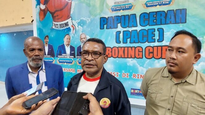 
					Sekum KONI Papua, George Weyasu bersama pengurus Pertina Papua / Euforia.id