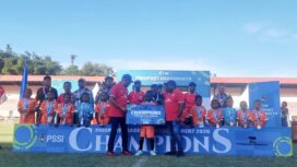Senior Vice President (SVP) Sustainable Development PTFI, Nathan Kum, dan Ketua Umum PSSI Papua Benhur Tomi Mano menyerahkan hadiah kepada Juara 1 Kategori U-10, SSB Nafri / Euforia.id