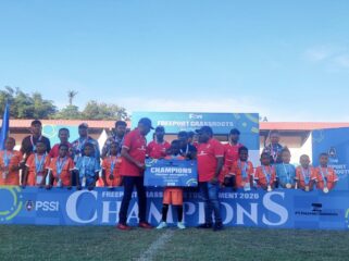 Senior Vice President (SVP) Sustainable Development PTFI, Nathan Kum, dan Ketua Umum PSSI Papua Benhur Tomi Mano menyerahkan hadiah kepada Juara 1 Kategori U-10, SSB Nafri / Euforia.id