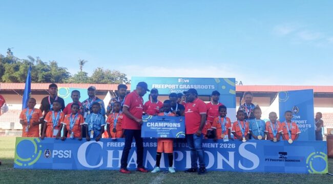 Senior Vice President (SVP) Sustainable Development PTFI, Nathan Kum, dan Ketua Umum PSSI Papua Benhur Tomi Mano menyerahkan hadiah kepada Juara 1 Kategori U-10, SSB Nafri / Euforia.id